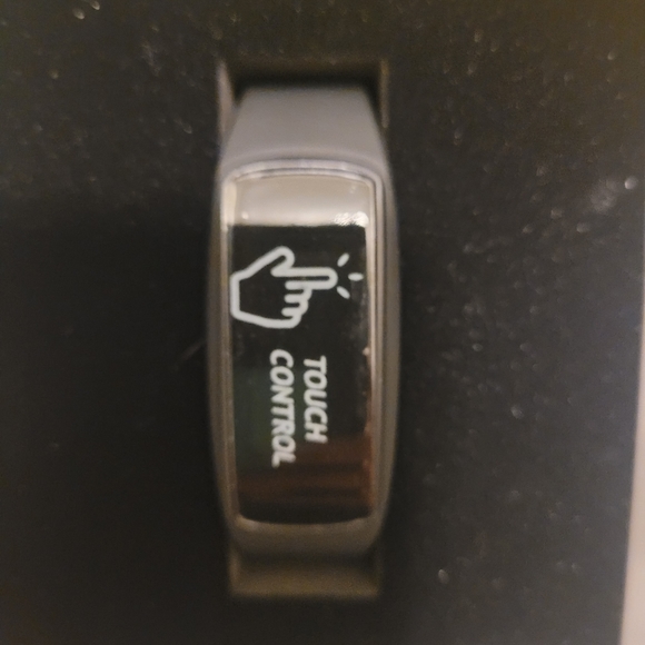 Activity tracker with touchscreen and heart rate monitor - Picture 3 of 4